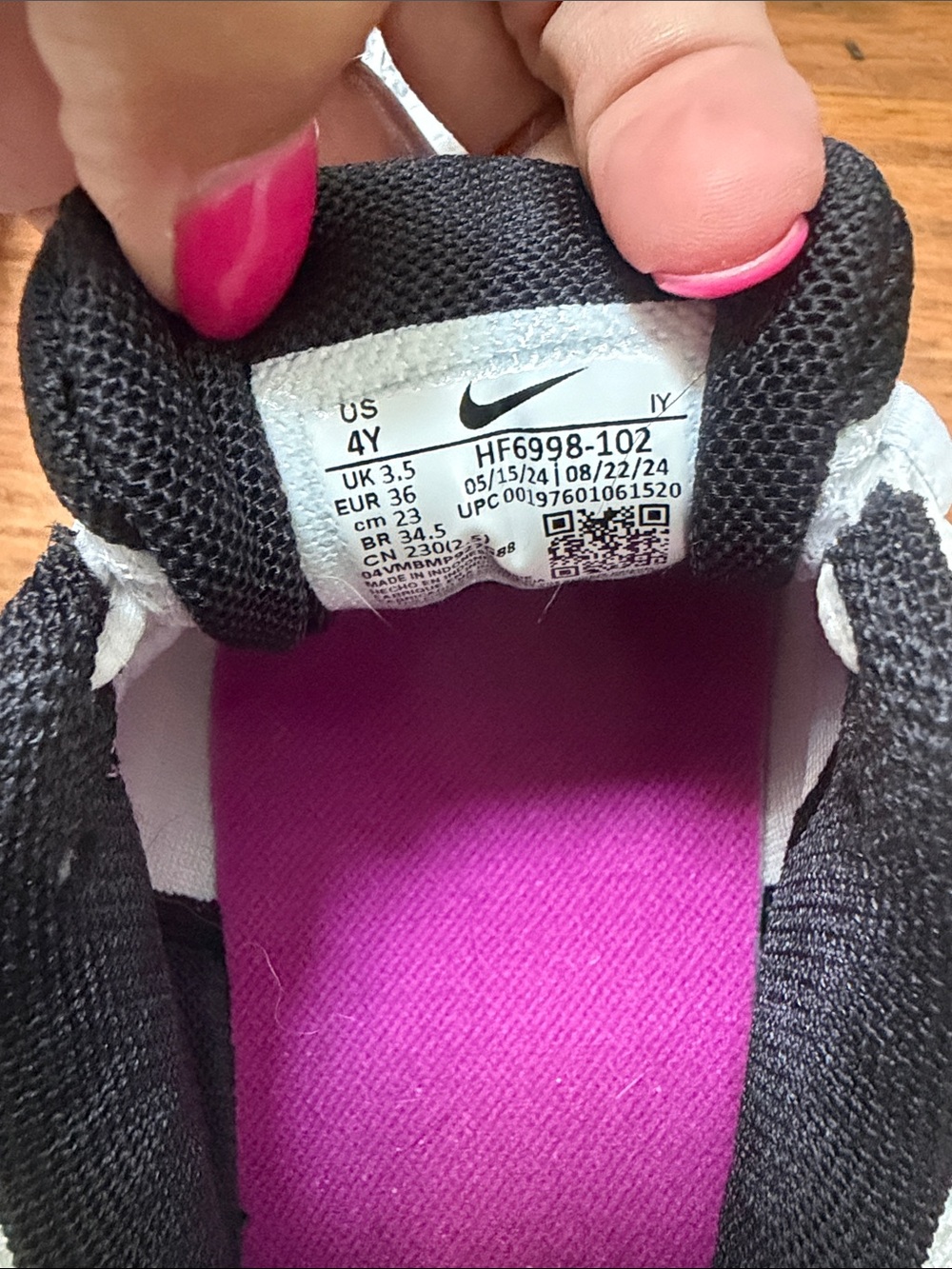 Nike girls Vomero 5 White & Pink Athletic Running Shoes - Picture 5 of 5